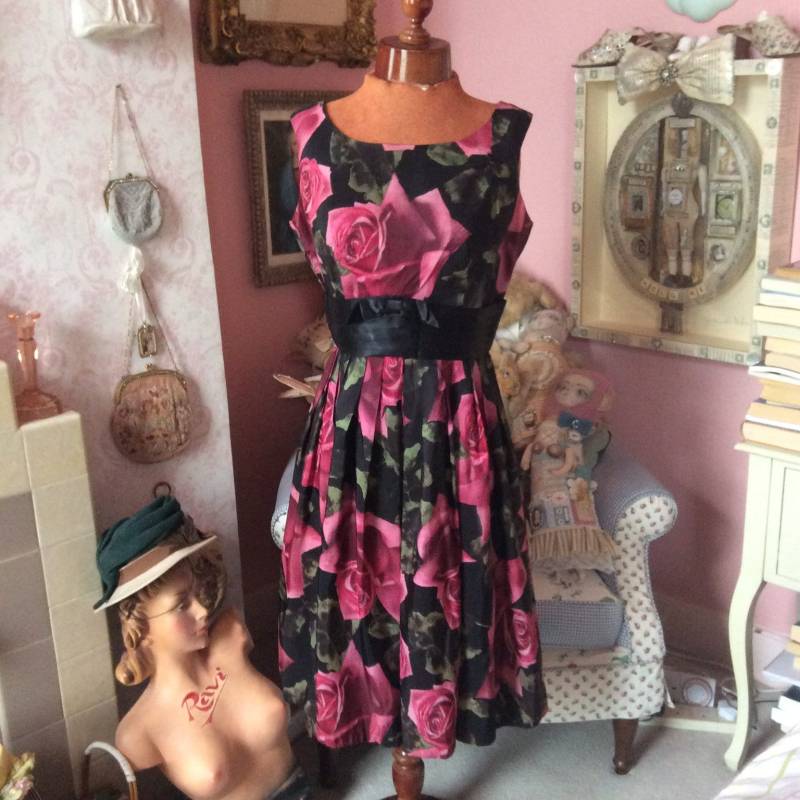 Schönes, Florales Taftkleid Von Diana Aus Den 50Er Jahren. Großer Rosa Rosendruck Auf Schwarzem Grund. Exzellenter Zustand. Brust 92cm/Taille 72cm Schönes, Florales Taftkleid Von Diana Aus Den 50Er Jahren. Großer Rosa Rosendruck Auf Schwarzem Grund. Exzellenter Zustand. Brust 92cm/Taille 72cm von scrabblefrocks