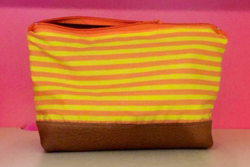 1960Er Jahre Stoff Kosmetiktasche W/Wasserdichte Innenraum. Orange & Gelb Gestreift Make-Up Toiletry Bag Tasche, Reißverschluss. Aus Echtem Leder von seamingly60s
