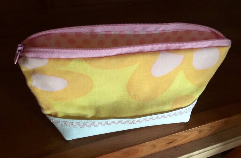 60Er Jahre Vintage Stoff-Reißverschluss-Etui. Pastell Rosa Und Gelben Daisy Blume -Power - Weiß Echtleder, Weichen Retro Stoff, Handgemachte Tasche von seamingly60s