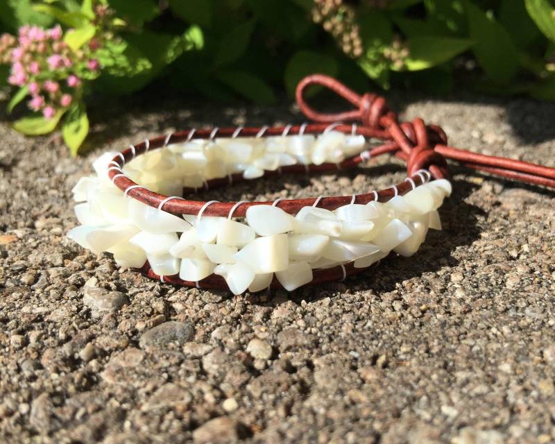 Ausverkauf. Mutter Der Perle Chips Armband. Frau Einzigartige Perlen Armband Aus Echtem Leder. Handgemachte Schmuck Für Frauen von seamingly60s