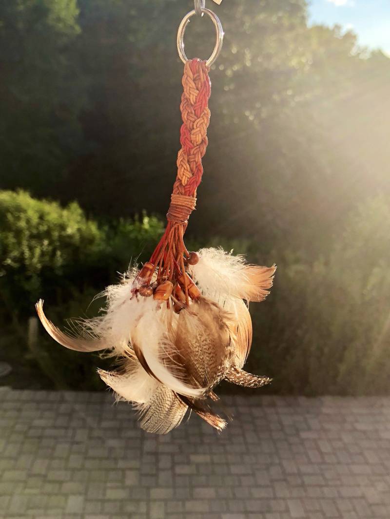 Braun & Rot Geflochtener Leder Schlüsselanhänger/Natur Feder Reißverschluss Charm Geldbörse Boho Echtleder Accessoires von seamingly60s