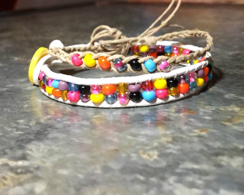 Bunte Glas Korallenriff-Perlen-Armband-Set. Echtleder Weiß Perlen Armband. Frau Einzel-Wrap Geschenk Für Sie von seamingly60s