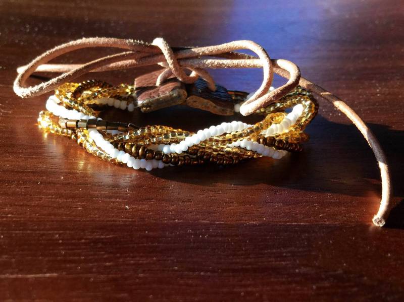 Damen Gold, Braun, Weiß, Perlen Armband. Schön, Edel Handgefertigte Perlenarmband Mit Echtem Leder, Verstellbare Binden von seamingly60s