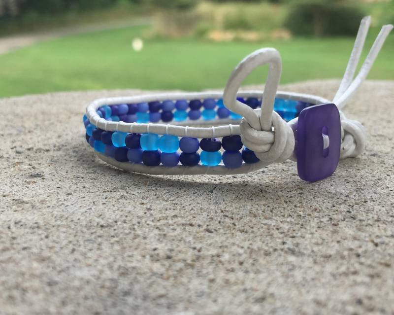Frau Glas Saphir Matt-Mix Armband. Weißes Echt-Leder-Armband. Lila/Blau Perlen Handgemachter Schmuck Für Sie von seamingly60s