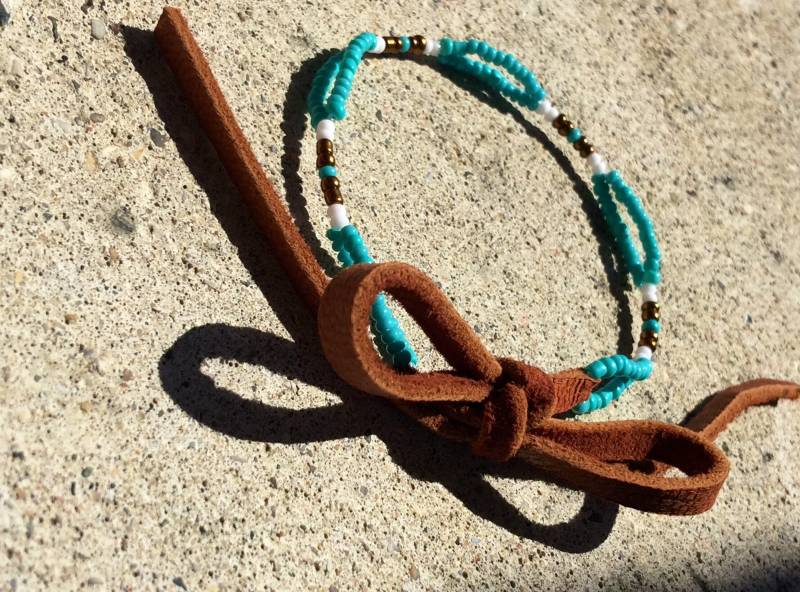 Frau Türkis & Braun Rocailles Perlenarmband. Hirschleder Spitze Binden. Einstellbare Perlenarmband Arbeit. Einzigartigen, Handgefertigten Schmuck von seamingly60s