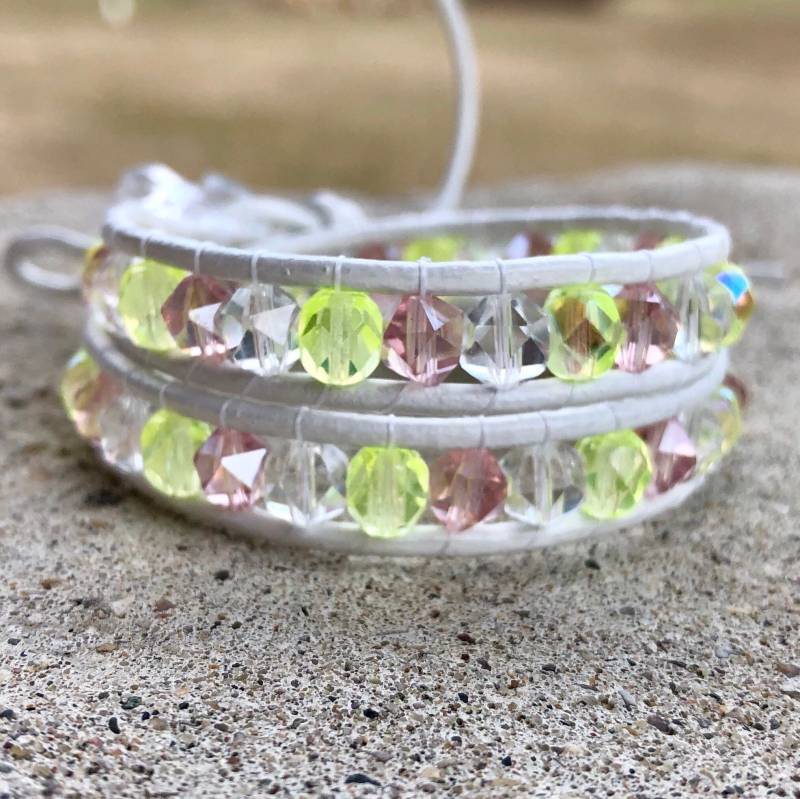 Frau Weiß Leder Perlen Doppelt Wickelarmband. Rosa, Gelb & Kristall Glas/Feuer Polierte Perle 2 X von seamingly60s