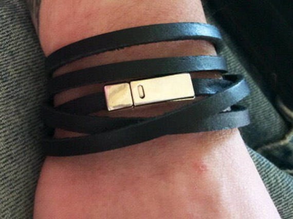 Herren Lederarmband. 5 X Wickeln Oder 2 X Wickelarmband Mit Antik Silber Magnetverschluss. Schwarz Dunkelblau Wickelarmbänder in Braunem Leder von seamingly60s