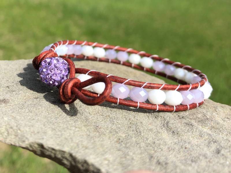 Lavendel & Weißes Damen Glasperlen Armband, Wunderschönes Perlen Lederarmband, Glas Facettiertes Rondell/strass Perlenarmband von seamingly60s