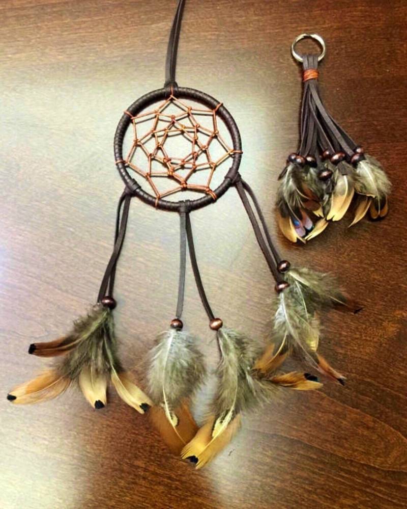 Mini Leder-Traumfänger & Keychain-Set. Dunkelbraunes Leder Schlüsselanhänger Quaste/Feder Dreamcatcher Hinten Anzeigen Spiegel Charme, Kfz-Zubehör von seamingly60s