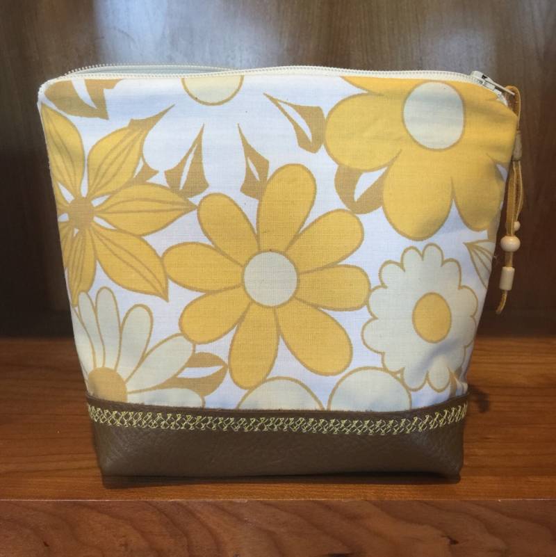 Mod-Flower-Power-Tasche/Beutel Gold Gänseblümchen Reißverschluss Kosmetiktasche. Echtes Leder & Vintage Stoff - Handarbeit Machen Kulturbeutel von seamingly60s