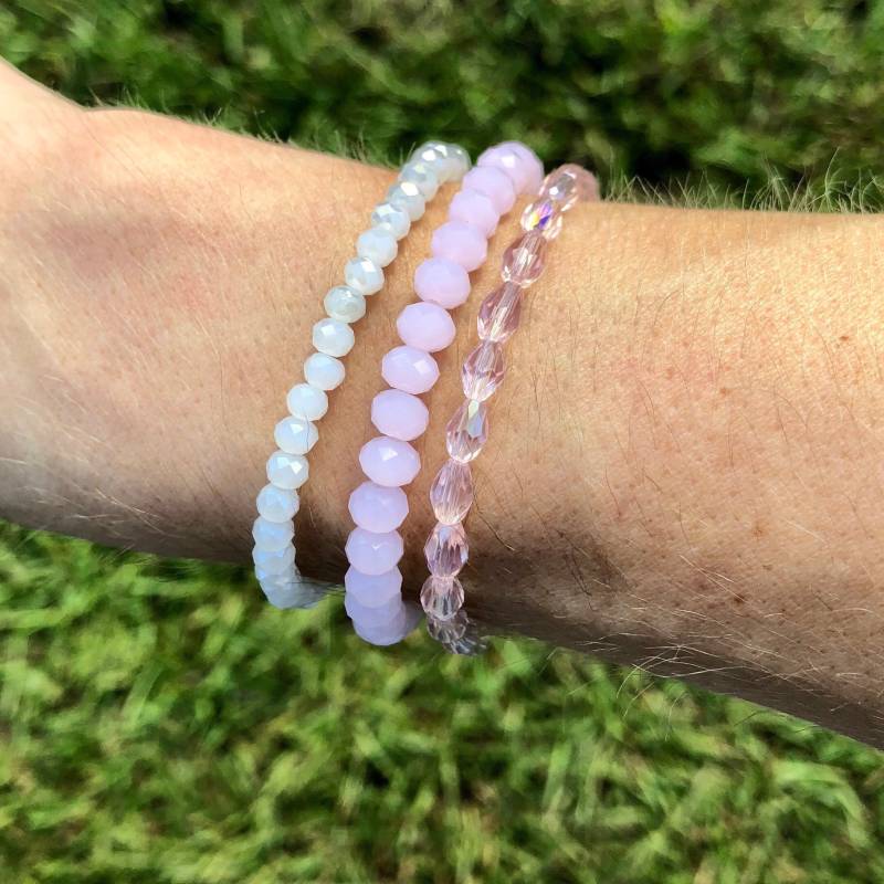 Rosa & Weiß Glas-Perlen-Armband-Set. Damen Perlen Stretch Armbänder | x3. Kristall Glas Facettiert/Einzigartige Opak Armbänder, 3Er-Set von seamingly60s