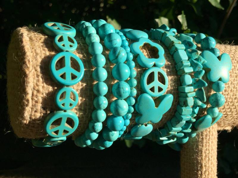 Türkis Gefärbter Howlith - Peace/Blume Schmetterling Perlenarmbänder, Einzigartiger Handgefertigter Statement-Schmuck. Damen Perlen Stretch von seamingly60s