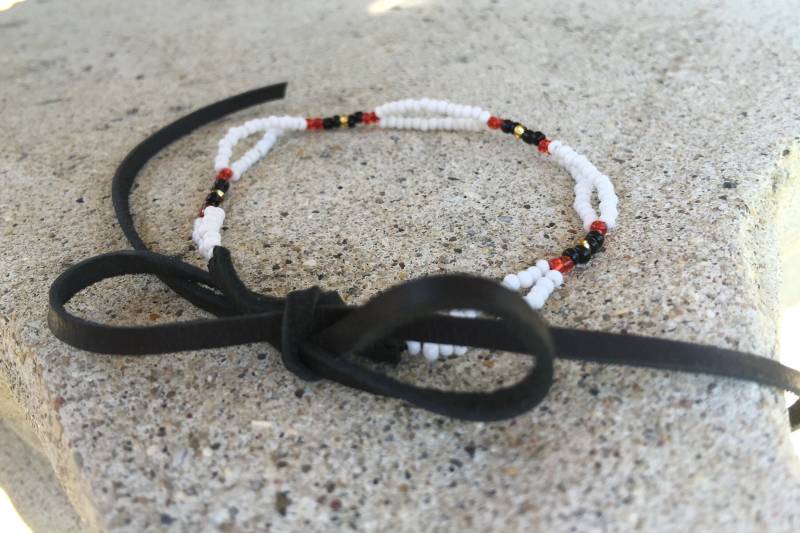 Verkauf Einzigartige Handgemachte Rocailles Perlenarmband. Hirschleder Spitze Zum Verschluss, Verstellbare Armband. Frau Schwarz, Weiß, Rot Und Gold von seamingly60s