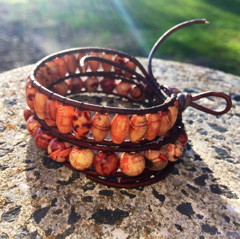 Verkauf - Naturleder & Wood Bead Armbänder. Passendes Armband-Set. Wulstige Lederarmbänder. Handgefertigten Schmuck von seamingly60s