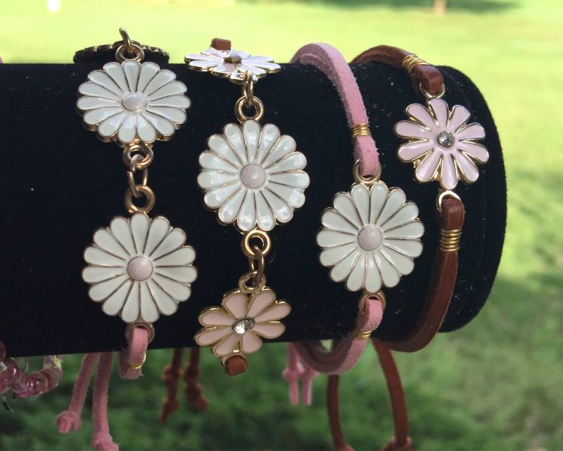 Zierliche Blumen Armband. Rosa, Weiß, Braun & Gold Verstellbare Daisy Armbänder. Echtes Hirschleder/Rosa Wildleder Schmuck. Geschenke Für Sie von seamingly60s