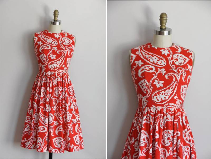 50Er Jahre Island Music Kleid/ Vintage Pasiley Print/ Weites Rock Kleid Mit Blumen von seaofvintage