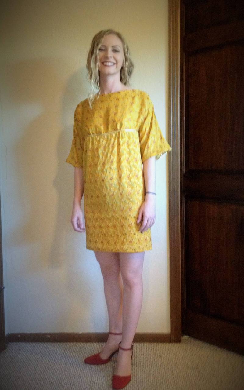 Curry-Gelbes Kleid Mit Borte Pailletten, Perlen Und Stickerei von secondlifefashion