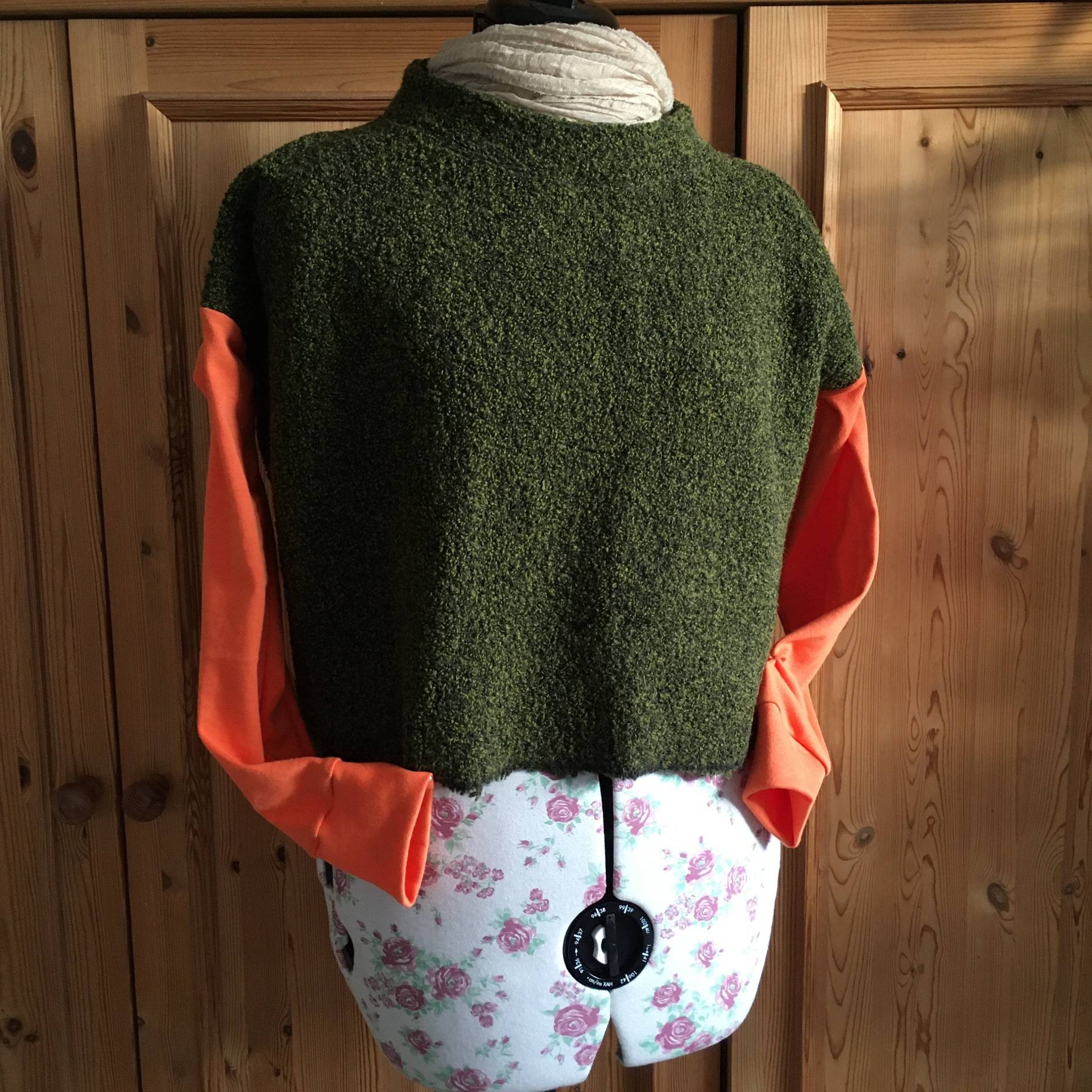 Bouclee Wool Sweater, Modern, Green With Orange Sleeves | Upcycled Wollpullover, Moderner, Grün Mit Ärmeln von secondstorry