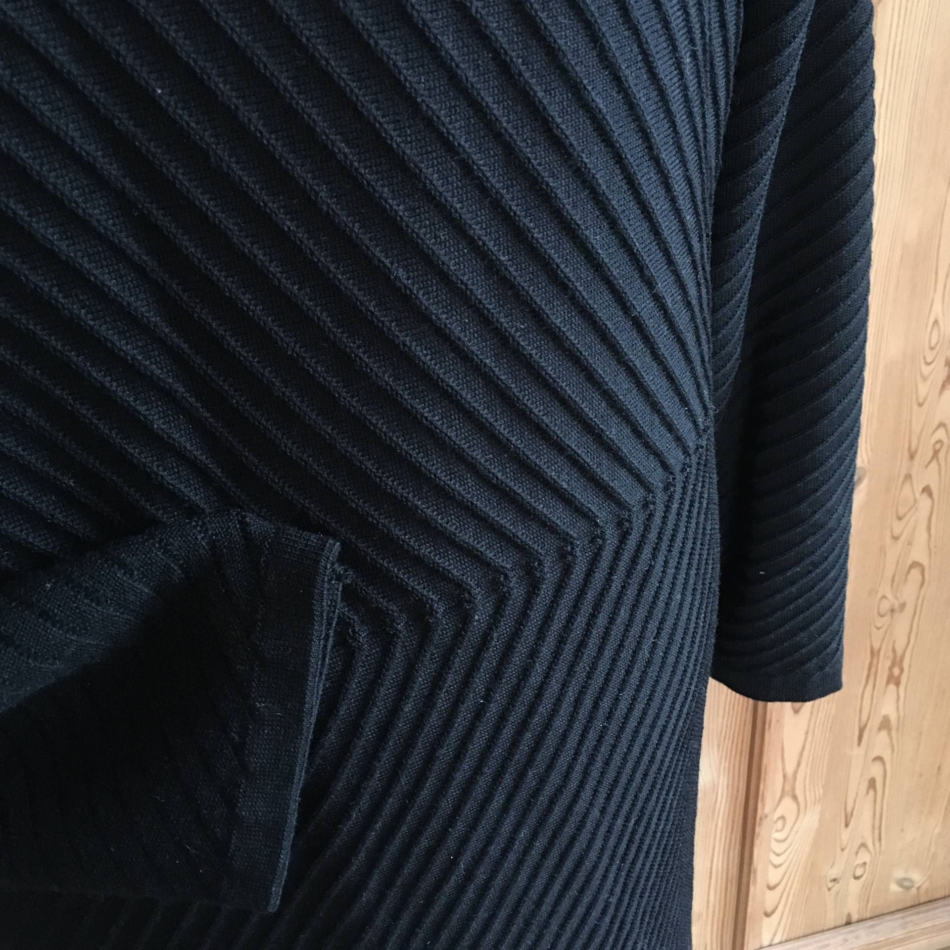 Dress Long Black Wool Stretch, With Side Neckline Cut, Clothes Made Of Noble Materials, Recycling von secondstorry