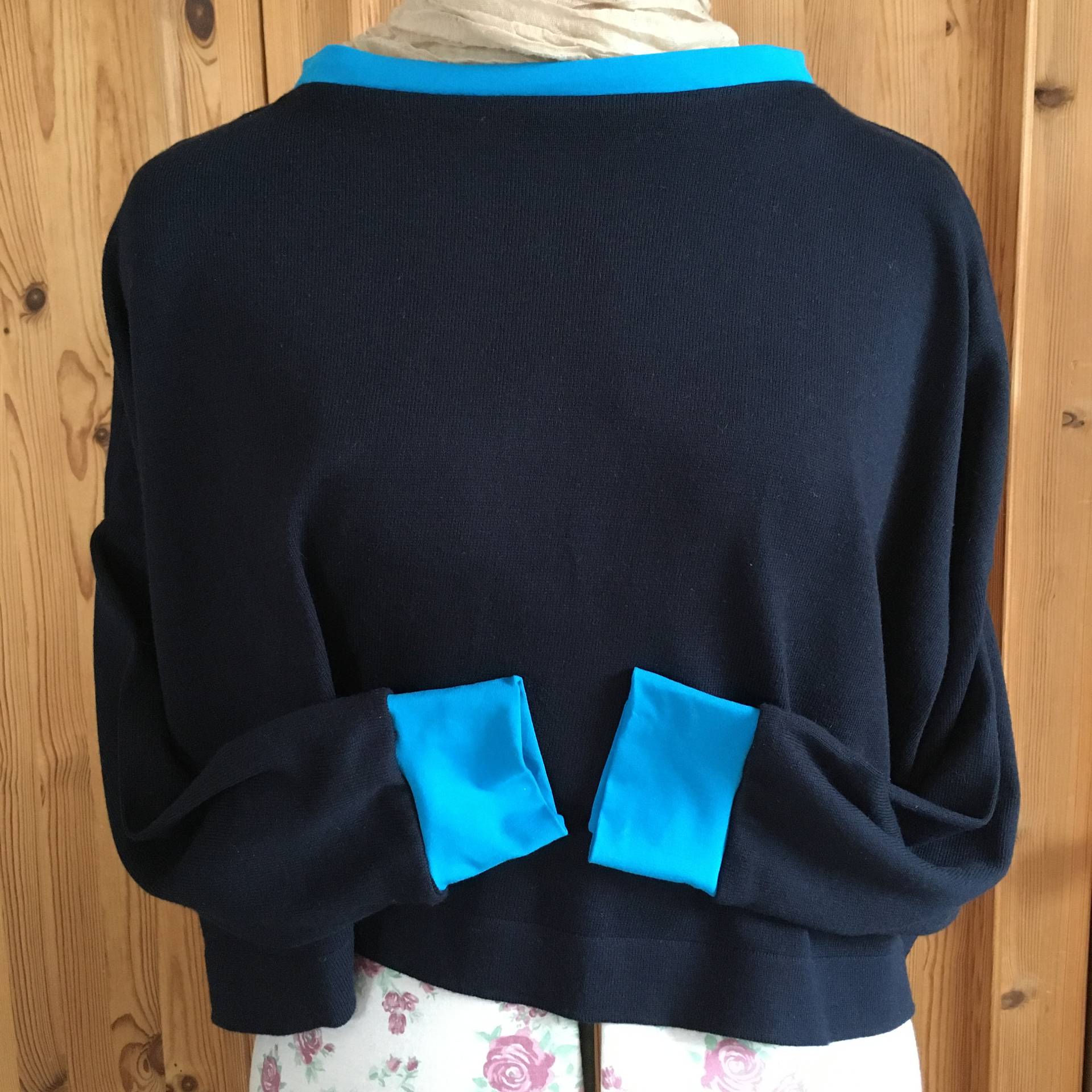 Sweater Upcycled Modern Darkblue Oversized Wool | Moderne Dunkelblau Oversize Wollpullover von secondstorry