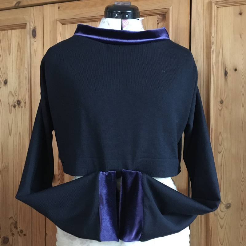 Upcycled Modern Black Oversized Wool Sweater, Extra Short | Moderne Schwarz Oversize Wollpullover, Extra Kurz von secondstorry