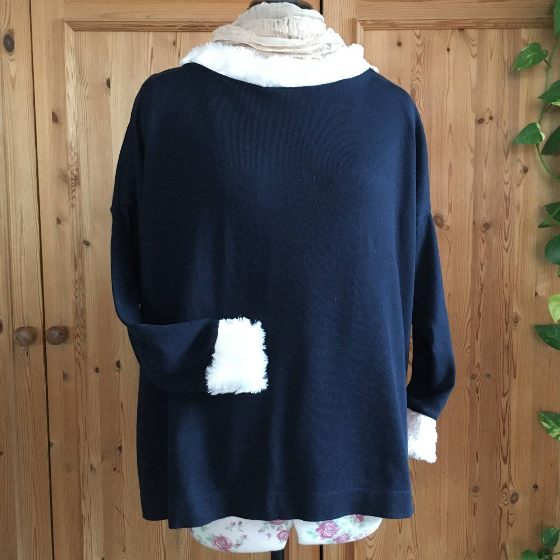 Upcycled Modern Darkblue Oversized Wool Sweater | Moderne Dunkelblau Oversize Wollpullover von secondstorry