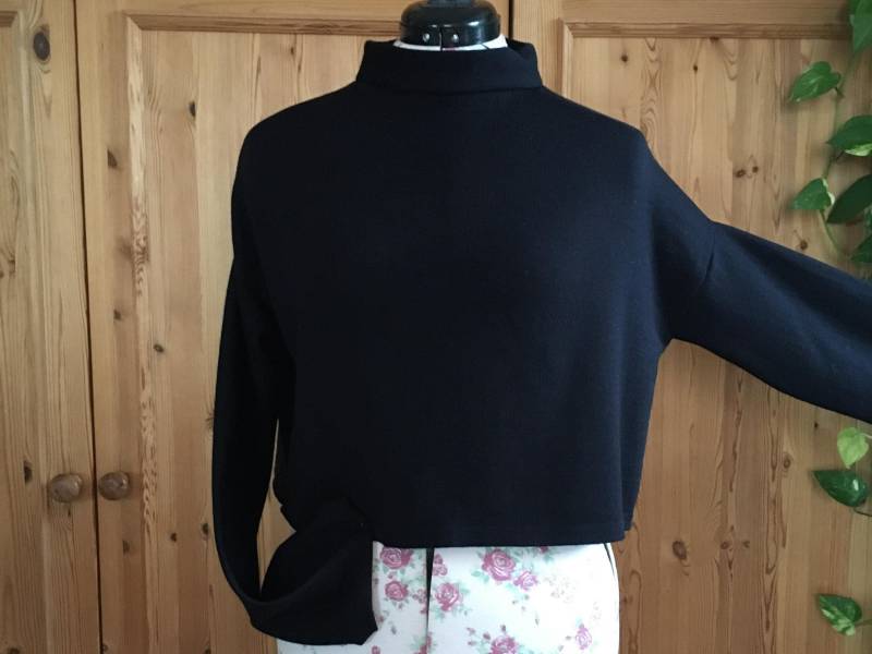 Upcycled Short, Modern Black Oversized Wool Sweater | Kurz, Moderne Schwarz Wollpullover von secondstorry