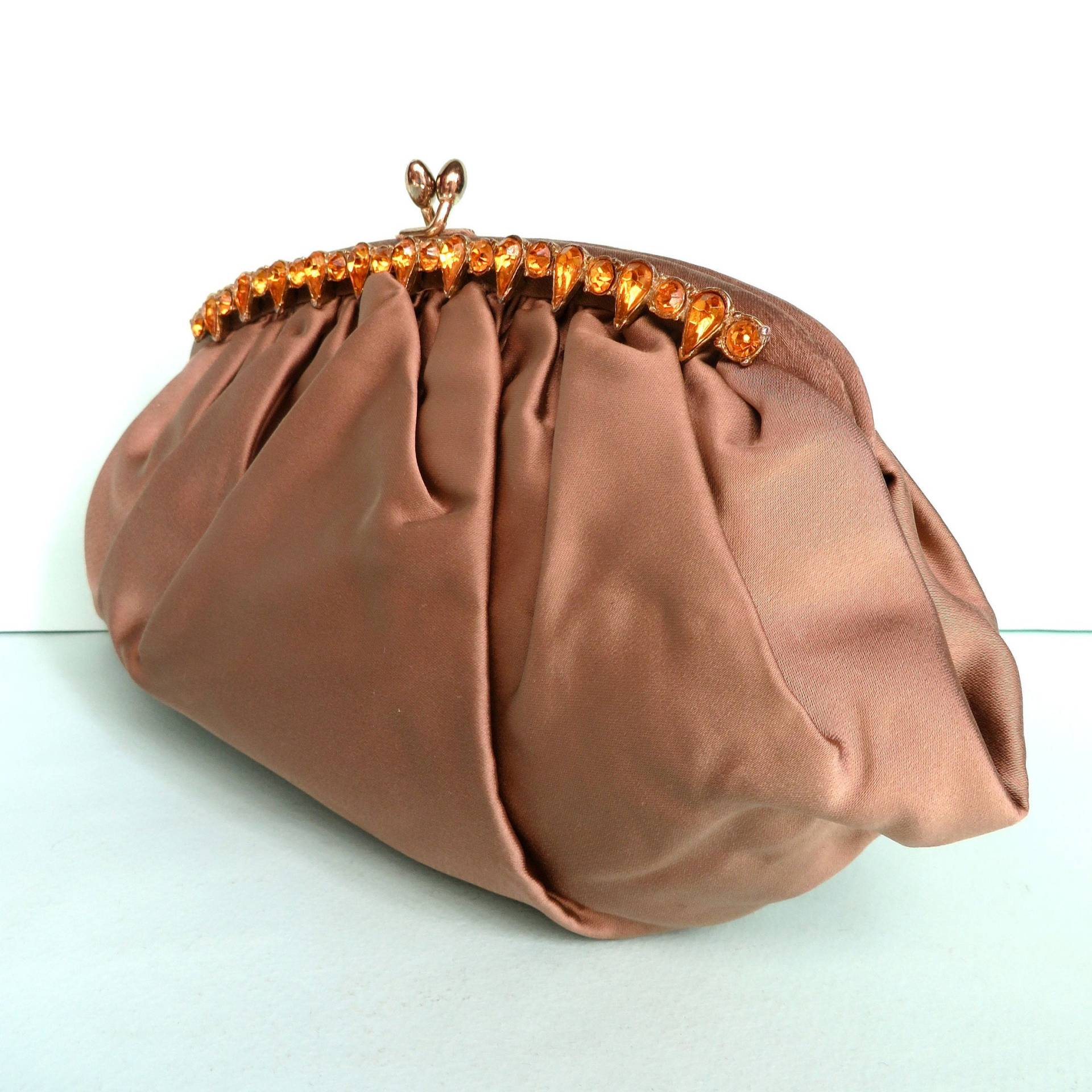 1950Er Jahre Garay Kupfer Braun Satin Abend-Clutch Karamell Strass Kuss-Verschluss 50's Cocktail Party Taschen Clutches 1950Er Jahre Garay Kupfer Braun Satin Abend-Clutch Karamell Strass Kuss-Verschluss 50's Cocktail Party Taschen Clutches von seekcollect