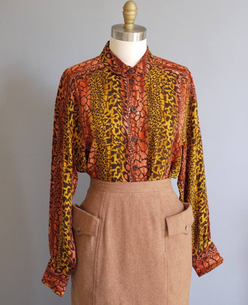 Escada Vintage Leopard Seidenbluse. Designer Seiden Shirt Mit Tierfell Print von seesong
