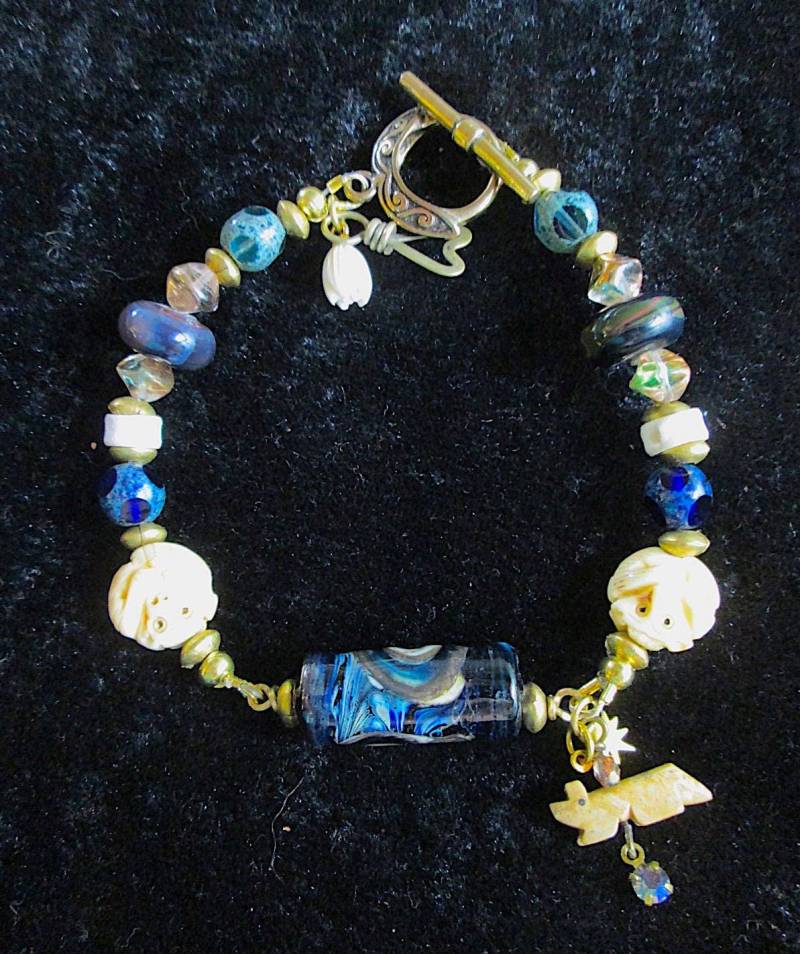 Blaue Lampwork Und Geschnitzten Affe Perlenarmband von seespotrun5