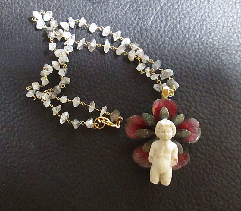 Blumenkind Mit Roten Emaille-Blütenblättern Und Rohquarzperlen | F1-05 von seespotrun5