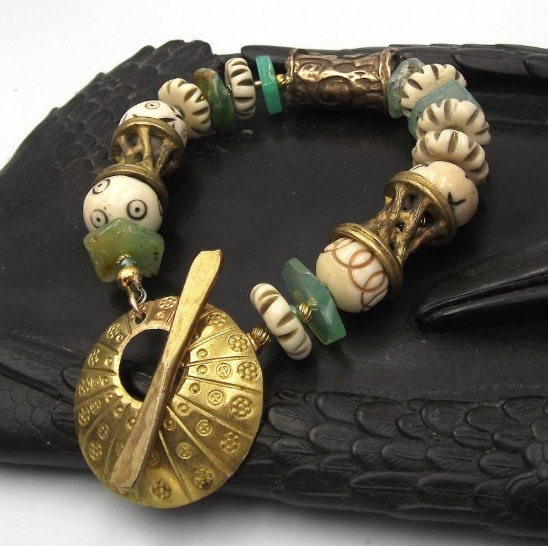 Handgemachte Bronzefarbene Fokalperle Mit Seltenem Grünem Chrysopras, Geschnitztem Knochen Und Messing Knebelverschluss von seespotrun5