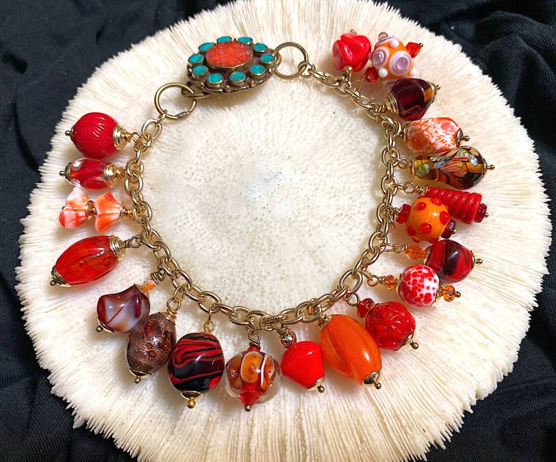 Handgemachtes Rot Und Orangen Glas Perlen Charm Armband Mit Messing Kette Inlay Verschluss von seespotrun5