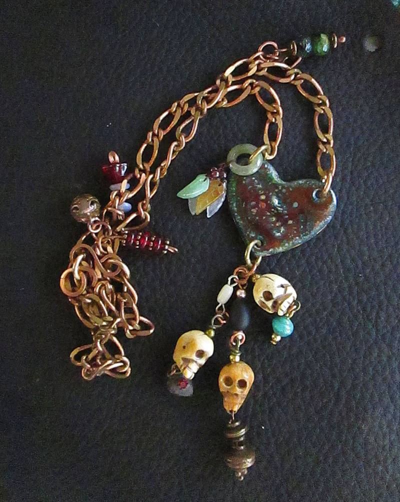 Totem Emaillierte Herz Halskette Mit Feder Und Totenkopf Charms, | F2-02 von seespotrun5