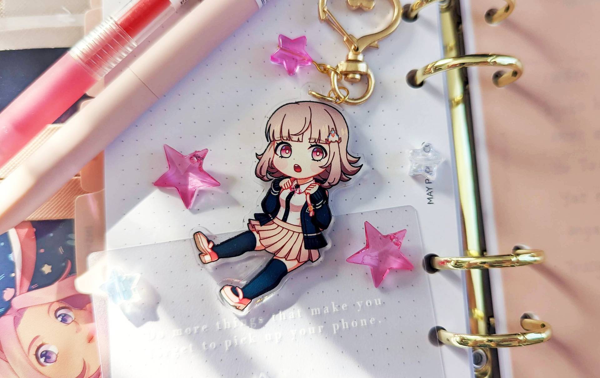 Lieblings-Gamer-Mädchen Chiaki Dgrp2 Sdr2 Acryl-Charm-Schlüsselanhänger von senabbun