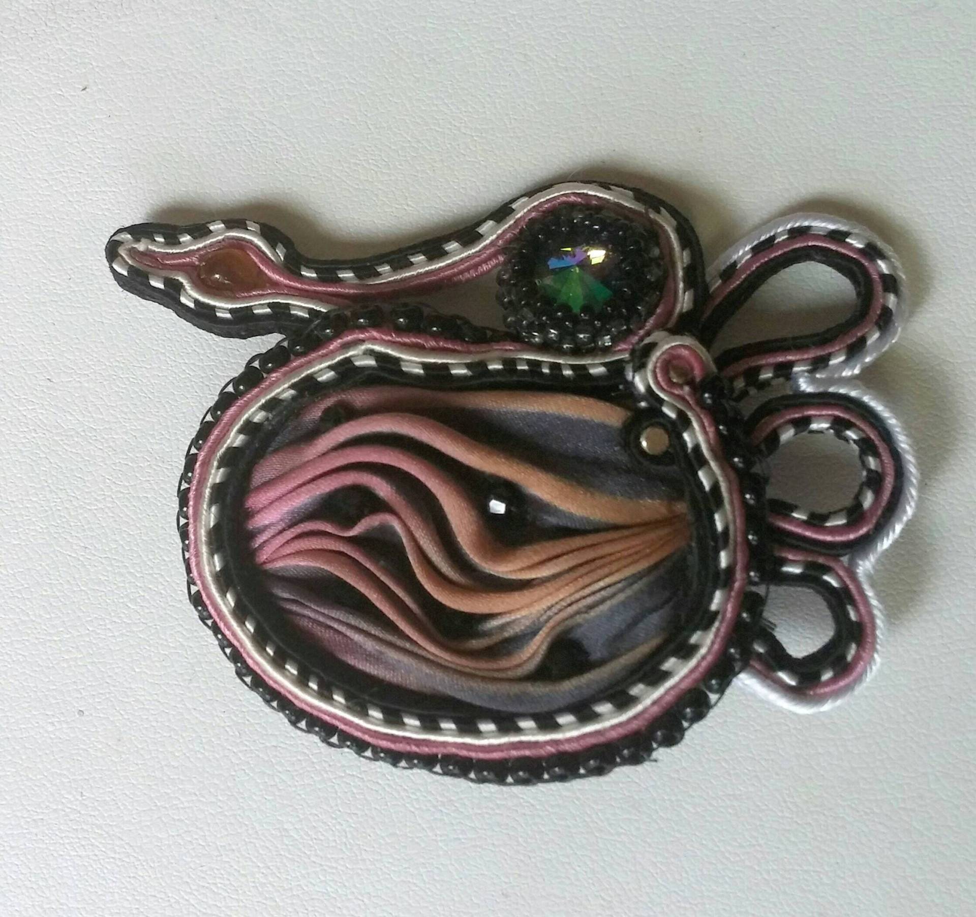Schwan in Peach Shibori Ribbon Und Soutache Mit Glas Swarovski Akzente-Brch006 Schwan in Peach Shibori Ribbon Und Soutache Mit Glas Swarovski Akzente-Brch006 von seniorfirefighter