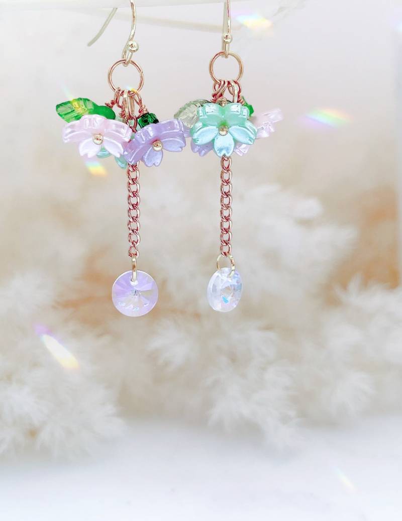 Kirschblüten Blume Und Suncatcher Hängeohrringe von serenitycrystal