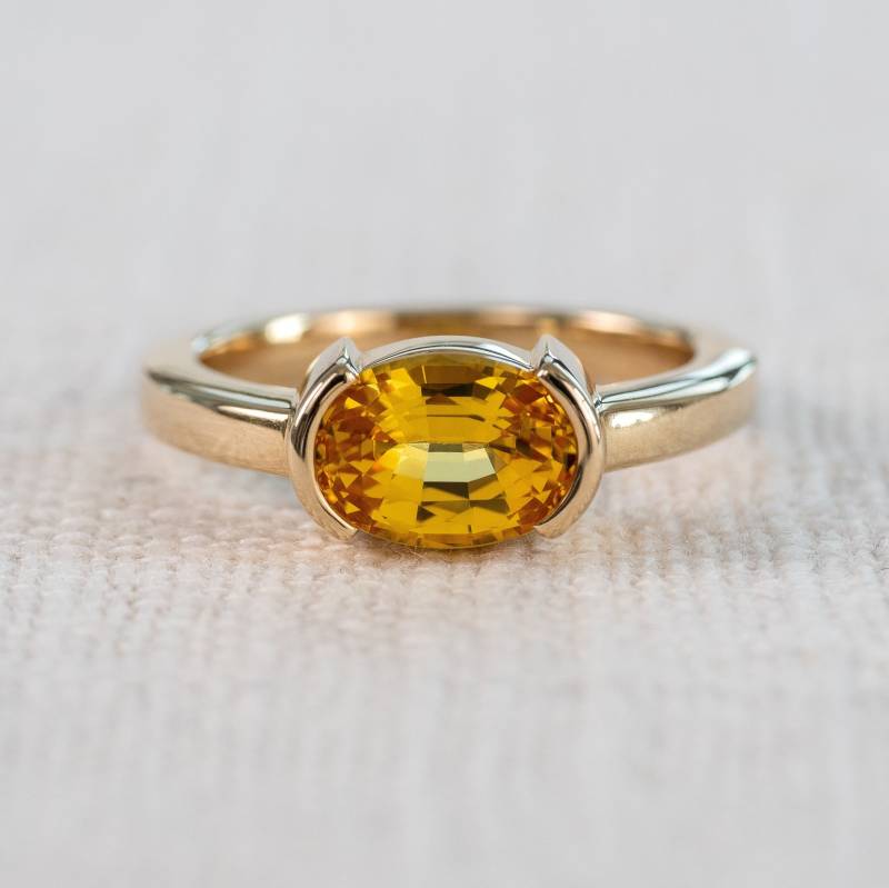 1, 65 Karat Oval Gelb Saphir Halb Lünette Verlobungsring Lilie. Erhältlich in Platin Und Solid 14K, 18K Gold. Komplett Individualisierbar von sevgijewelry