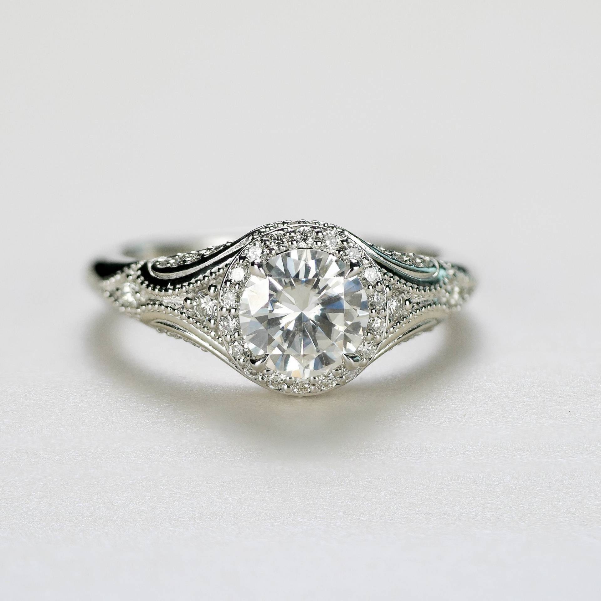 1.3Ct Diamant Vintage Halo Verlobungsring Sadie. Erhältlich in 14K, 18K Und Platin. Komplett Individualisierbar von sevgijewelry