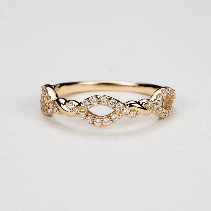 Diamant Twisted Jubiläumsband. Erhältlich in Platin Und Massivem Gold von sevgijewelry