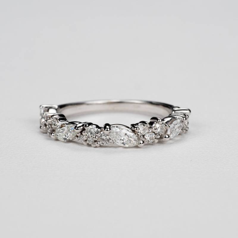 Marquise Und Rund Eternity Jubiläum Ring. Erhältlich in Platin Massivem Gold von sevgijewelry
