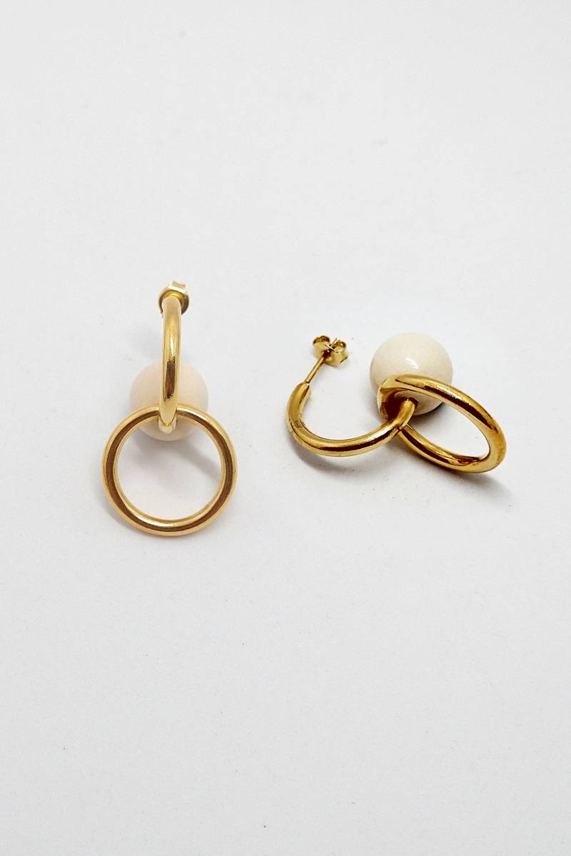 Vergoldete Messing Verbunden Hoop Ohrringe Mit Elfenbein Holz Perle von sewasong