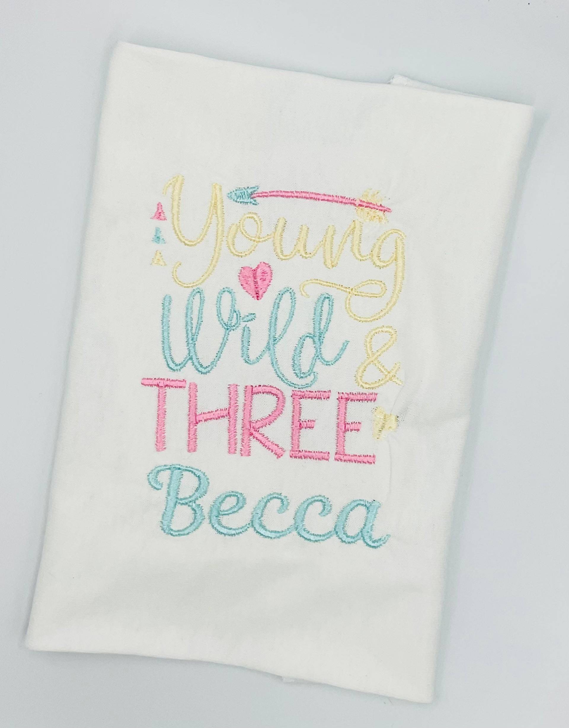 Junges Wildes Und Drei Geburtstags-T-Shirt, Geburtstagskind-T-Shirt, Personalisiertes T-Shirt, Mädchen-Geburtstagsgeschenk, Geschenk Für Mädchen Junges Wildes Und Drei Geburtstags-T-Shirt, Geburtstagskind-T-Shirt, Personalisiertes T-Shirt, Mädchen-Geburtstagsgeschenk, Geschenk Für Mädchen von sewhappycreategifts