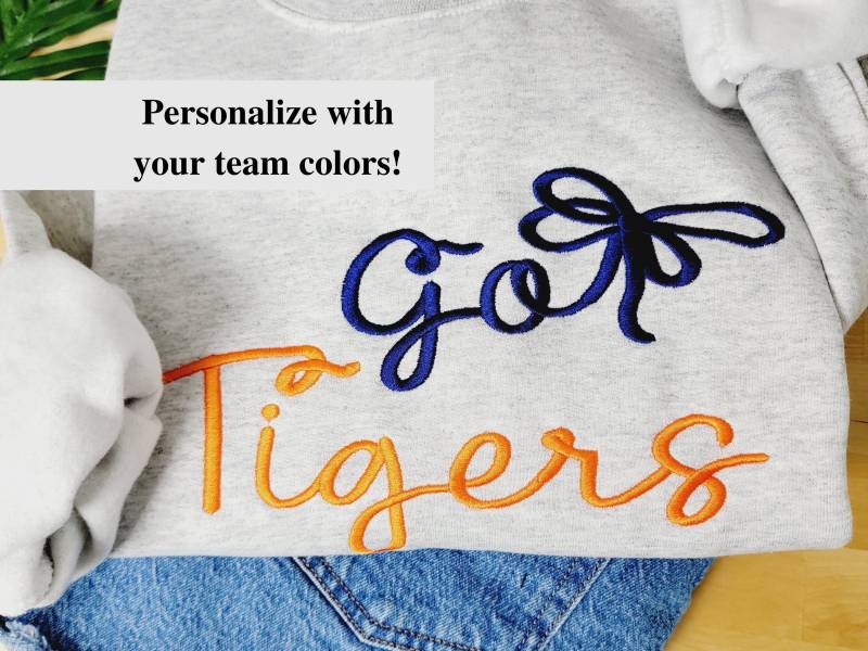 Gestickte Go Tigers Sweatshirts | Perfekt Für High School Oder College Fans Kokette Team Spirit Frauen-Hemd von sewingseamsco