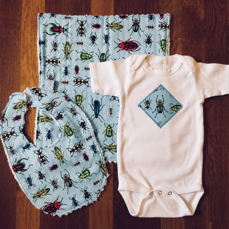 Bugs Baby Geschenk-Set - Enthält Lätzchen, Burp Tuch, Body | Erhältlich in Der Größe Neugeborenen 24 Monate von sewkors