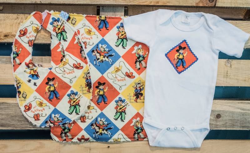 Cowboy-Baby-Geschenk-Set - Giddy Up Enthält Baby Body, Lätzchen, Burp Tuch Größe Nb-12 Monate von sewkors