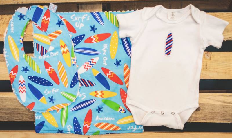 Surf Es Up Blue Surfboard Baby Geschenk-Set - Enthält Lätzchen, Body, Burp Tuch Erhältlich in Größe Neugeborenen 24 Monate von sewkors