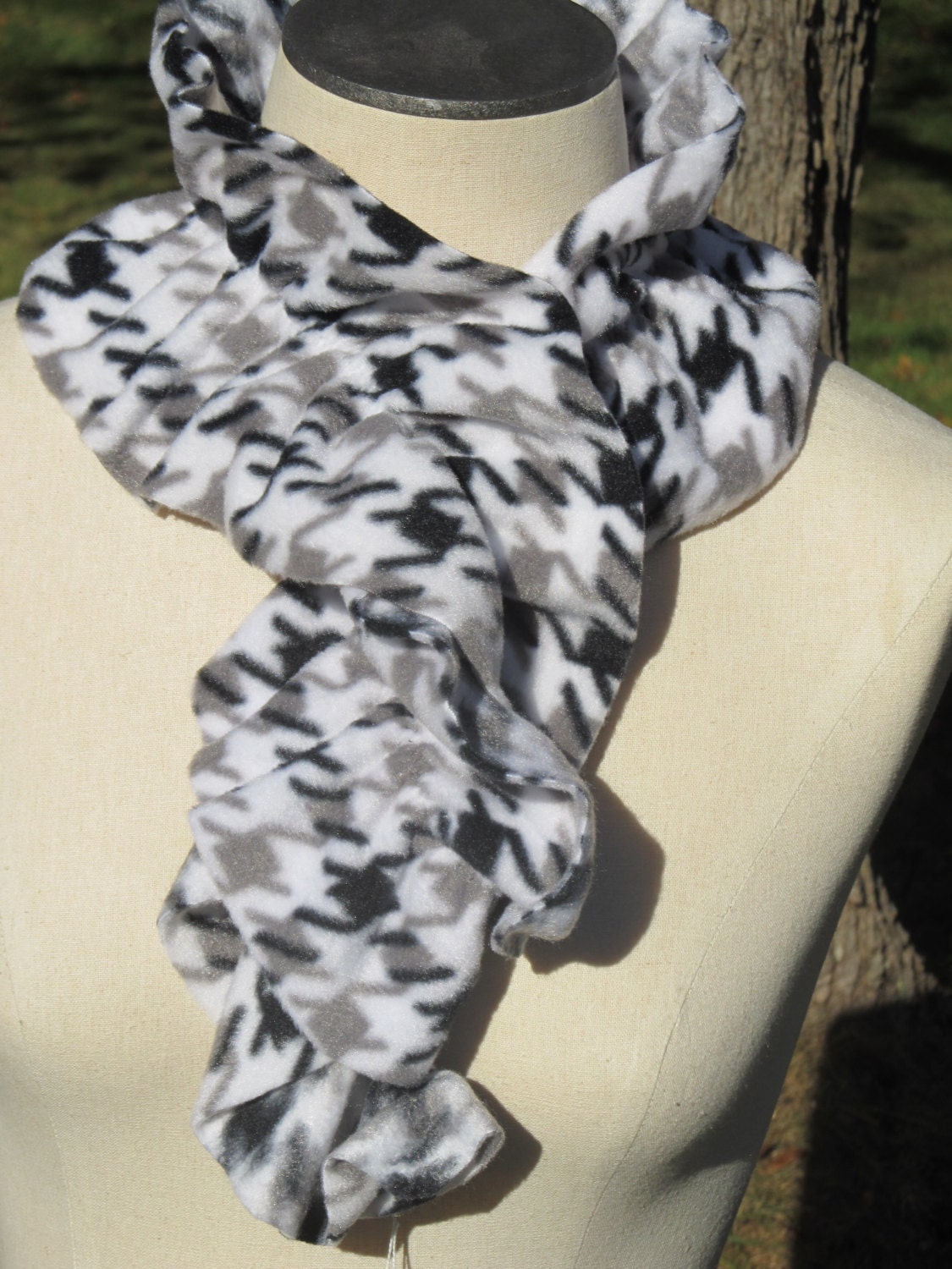 Hahnentritt Fleece Schal, Rüschen Weiss, Grau Und Schwarz Mit Rüschen, Accessoire Für Herbst/Winter, Halswärmer, Warmer Schal von sewnansidesigns