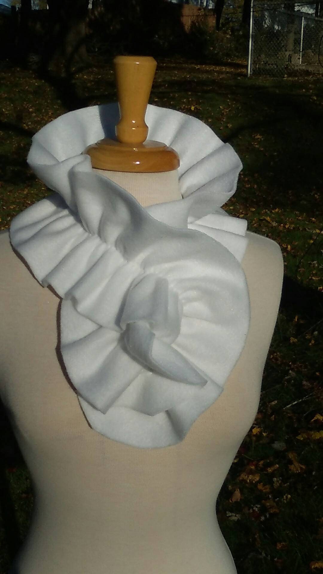 Hellweißer Rüschen-Fleece-Schal - Winter-Halswärmer von sewnansidesigns