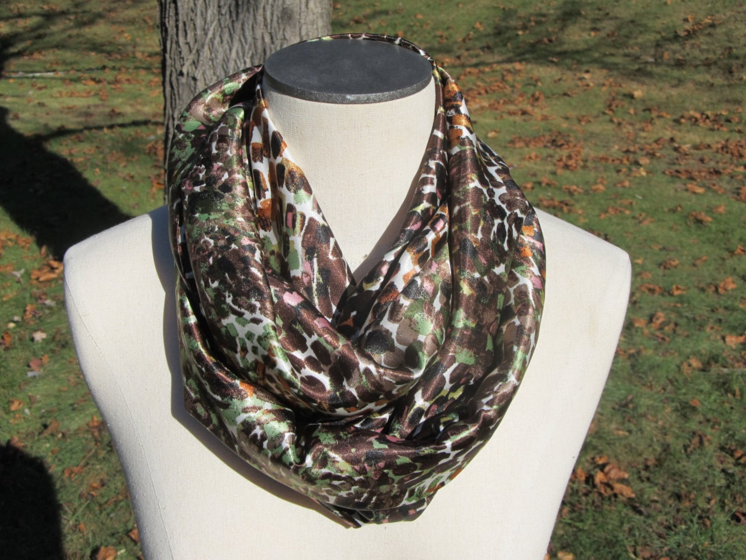 Loop Schal, Schlauchschal Grün, Braun, Orange, Rosa Seidiger Print, Runder Herbst Accessoire von sewnansidesigns